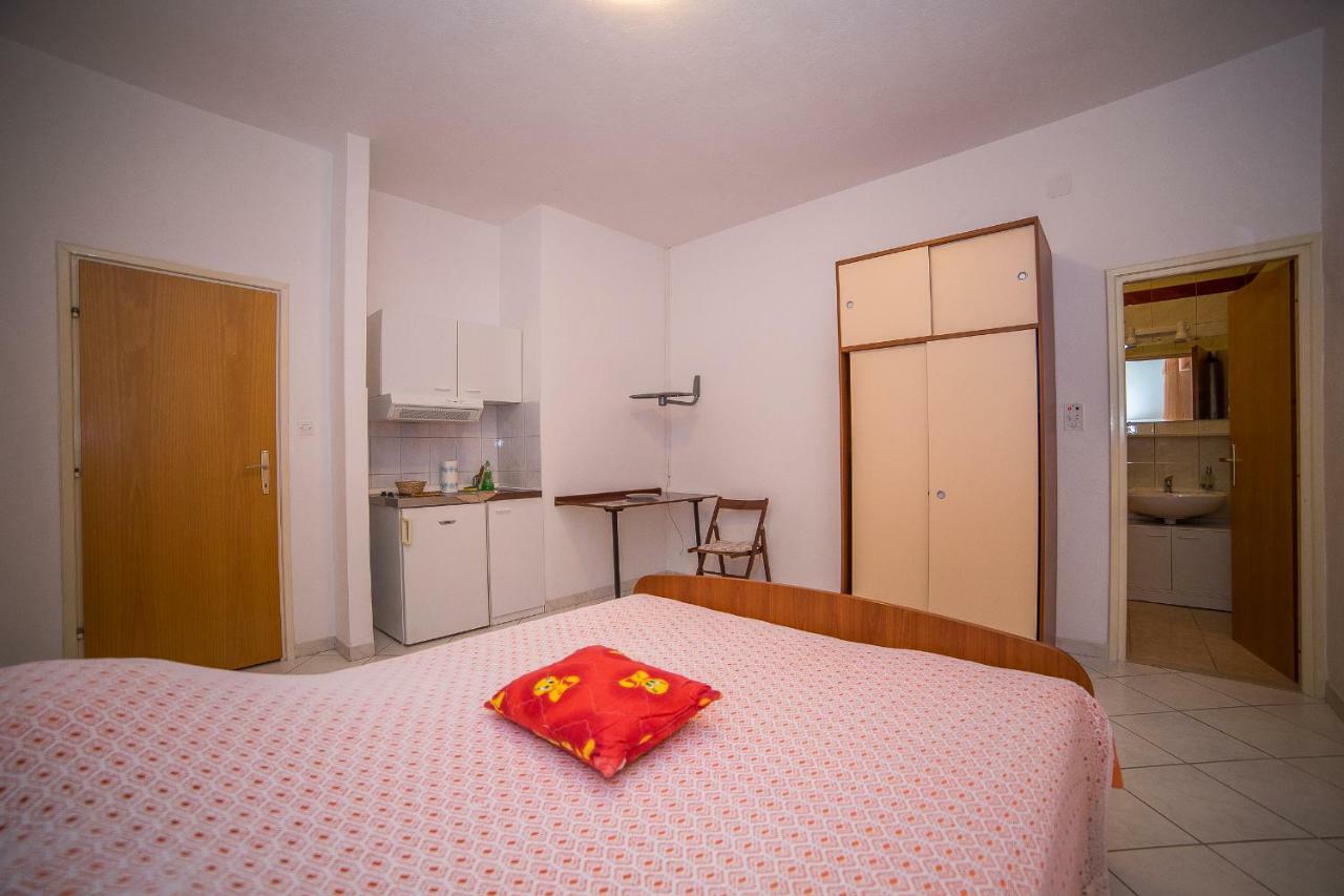 Apartmani Ina Povlja  Exterior foto